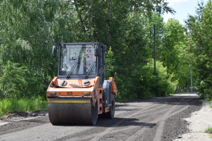 машина на асфальте. мку дорожное хозяйство. дороги новомосковск. мку городское хозяйство минеральные воды. уборочная техника жкх.